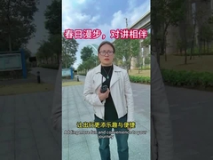 Een wandeling in het voorjaar, begeleid door een walkie-talkie